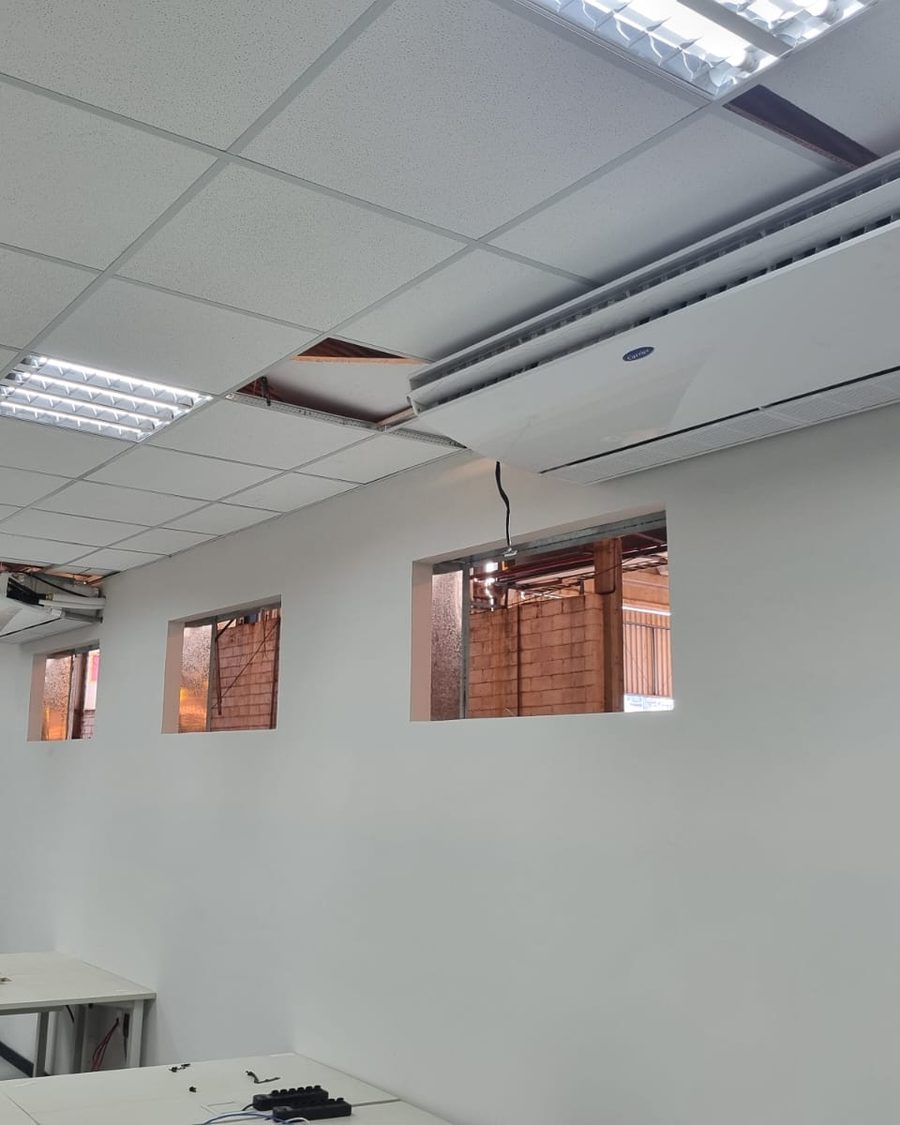 Ar-condicionado piso-teto Carrier instalado em sala de empresa