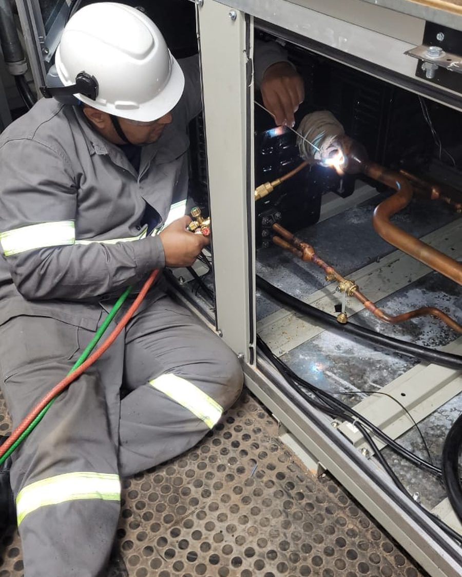Brasagem de tubulação de cobre em equipamento industrial