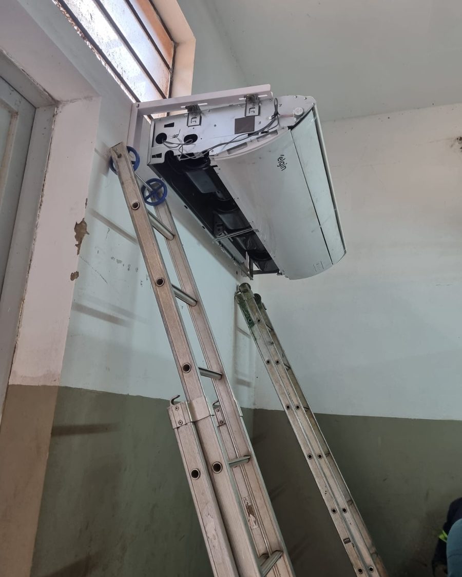 Instalação de ar-condicionado piso-teto Elgin em empresa
