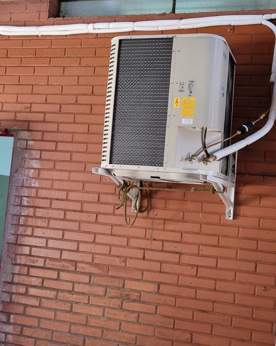 Condensadora Elgin instalada em parede industrial